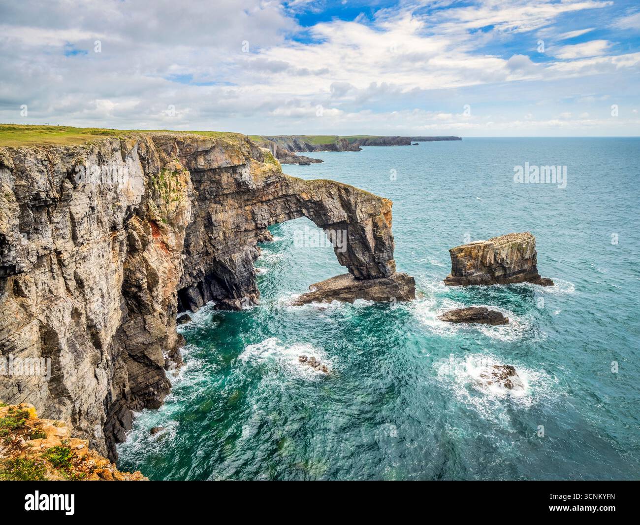 Il Green Bridge of Wales, un arco roccioso nel Pembrokeshire Coast National Park, Galles del Sud. Foto Stock