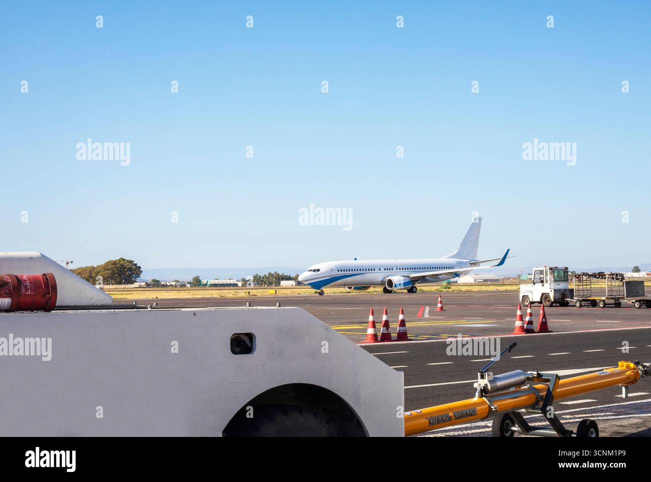 aeroporto con aerei, autobus e rampe di imbarco passeggeri Foto Stock