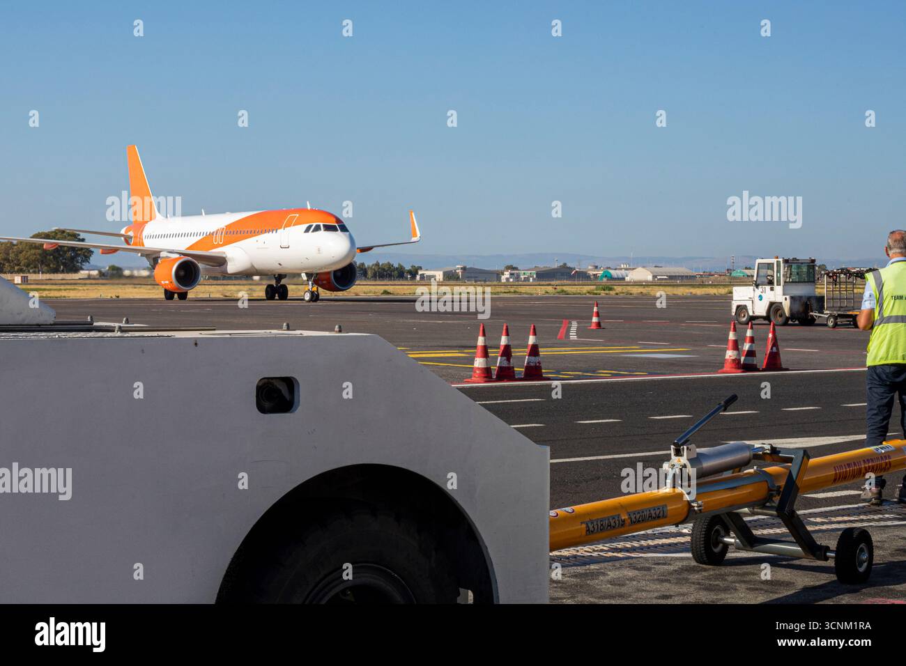 aeroporto con aerei, autobus e rampe di imbarco passeggeri Foto Stock