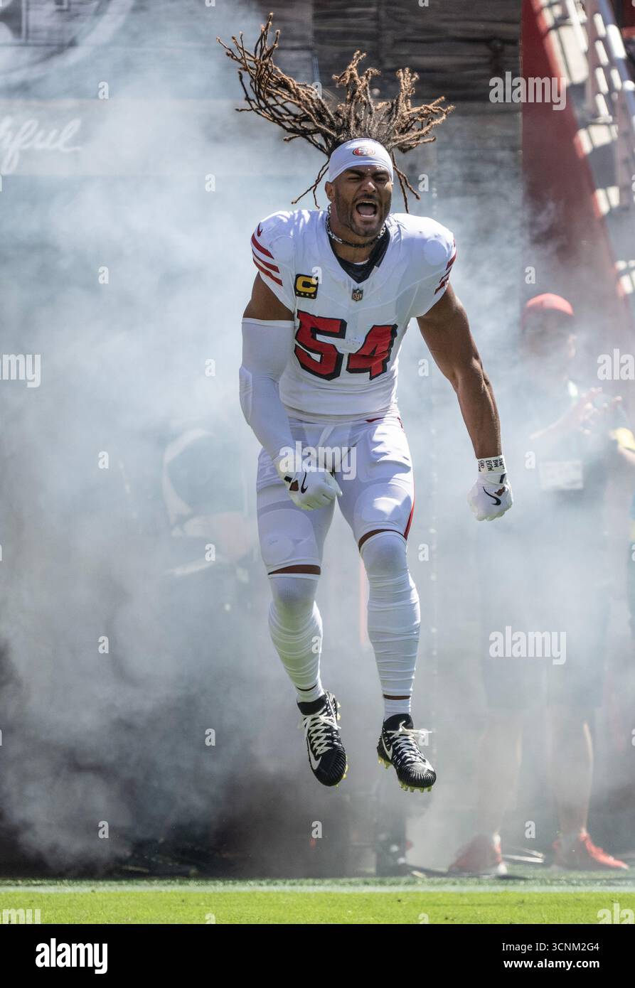 Il middle linebacker dei San Francisco 49ers Fred Warner (54) entra in campo per giocare agli Arizona Cardinals al Levi's Stadium di Santa Clara, California, domenica 21 settembre 2025. I 49ers sconfissero i Cardinals 16 a 15. Foto di Terry Schmitt/UPI Foto Stock