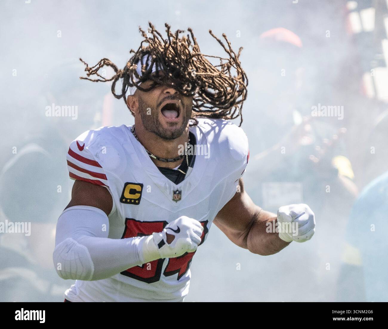 Il middle linebacker dei San Francisco 49ers Fred Warner (54) entra in campo per giocare agli Arizona Cardinals al Levi's Stadium di Santa Clara, California, domenica 21 settembre 2025. I 49ers sconfissero i Cardinals 16 a 15. Foto di Terry Schmitt/UPI Foto Stock