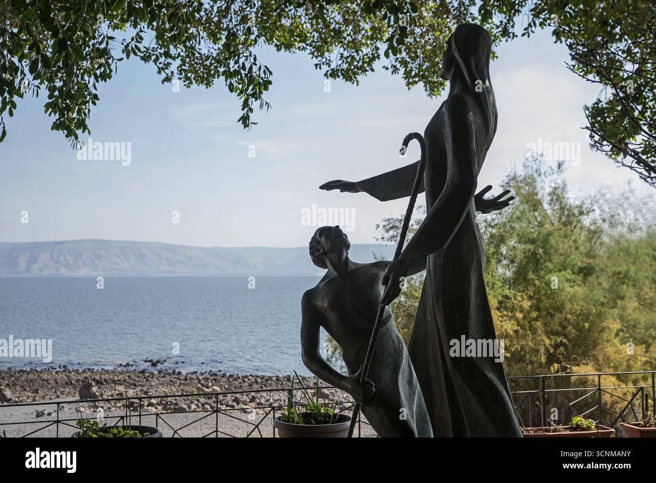 Israele; Galilea; Tabgha; Statua raffigurante Gesù Cristo e Pietro fuori dalla Chiesa del primato; Statua di Gesù e Petrus vor der Primatskapelle Foto Stock