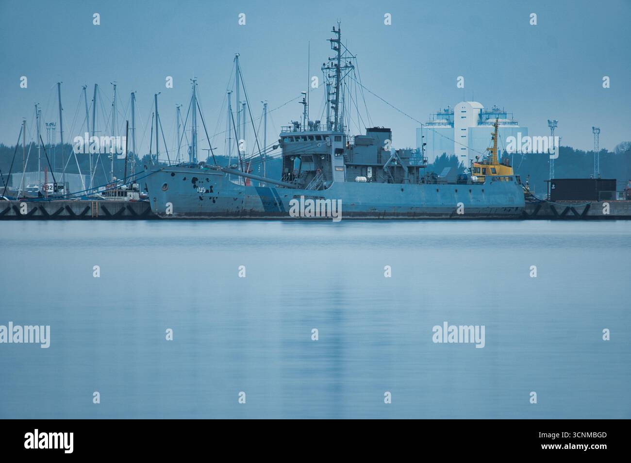 Vecchia nave militare attraccata nel porto di Tallinn, Estonia Foto Stock