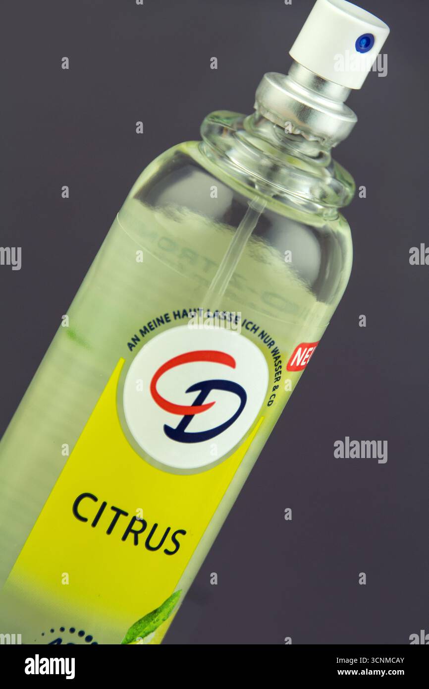 CD Deodorant Citrus Glasflasche auf Hintergrund grau Foto Stock