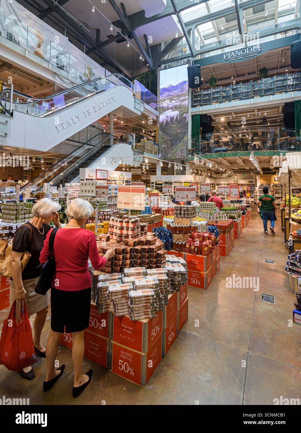 Esposizione di prodotti italiani all'interno del negozio Eataly di Milano Foto Stock