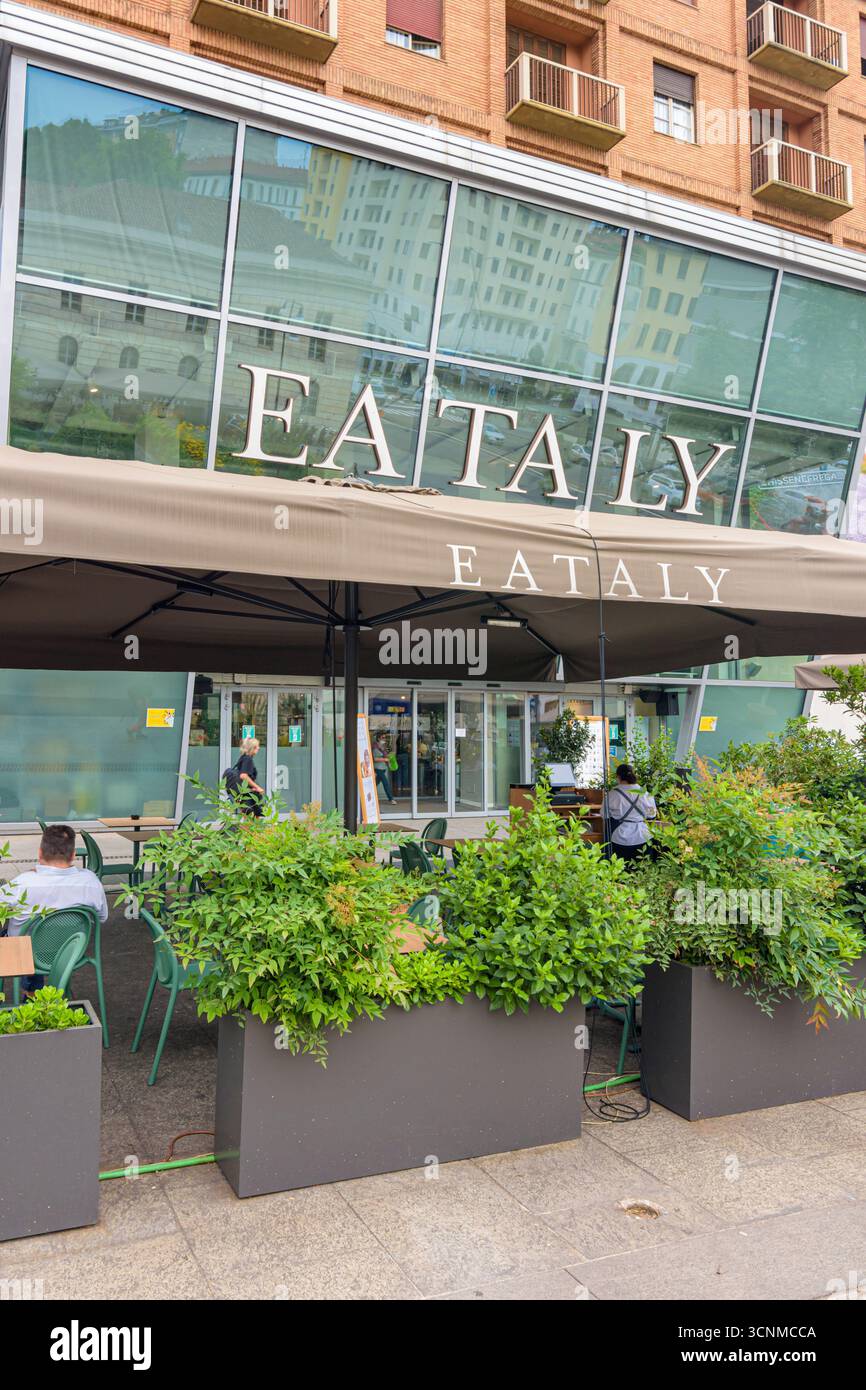 Facciata del negozio Eataly in Piazza XXV aprile, Milano, Italia Foto Stock