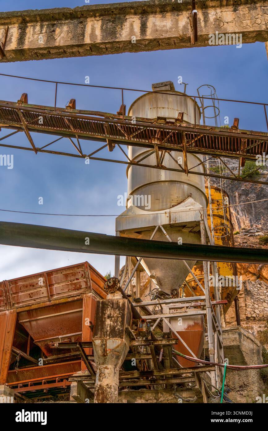 Rovine industriali dell'era comunista in Albania - strutture arrugginite, macchine dimenticate e l'eredità di un passato abbandonato Foto Stock