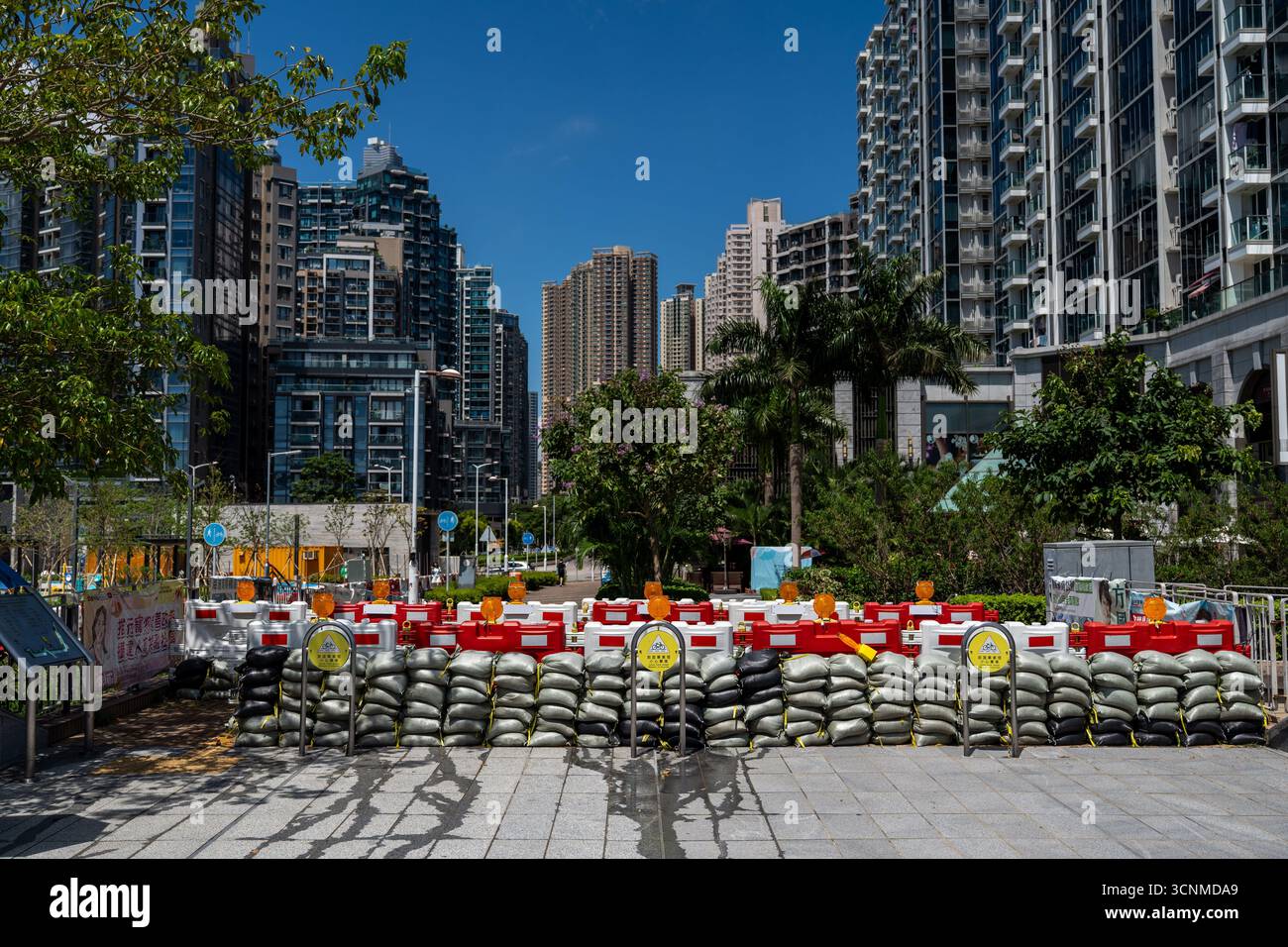 Barricate riempite d'acqua e sacchi di sabbia al distretto di Tseung Kwan o per prepararsi al Typhoon Ragasa il 22 settembre 2025 a Hong Kong. (Foto di Vernon Yuen/Nexpher Images) Foto Stock