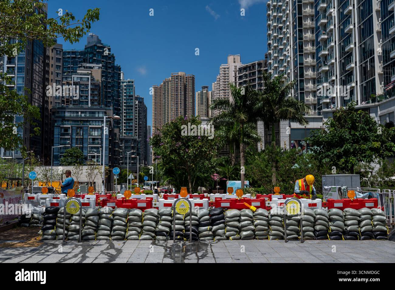Barricate riempite d'acqua e sacchi di sabbia al distretto di Tseung Kwan o per prepararsi al Typhoon Ragasa il 22 settembre 2025 a Hong Kong. (Foto di Vernon Yuen/Nexpher Images) Foto Stock