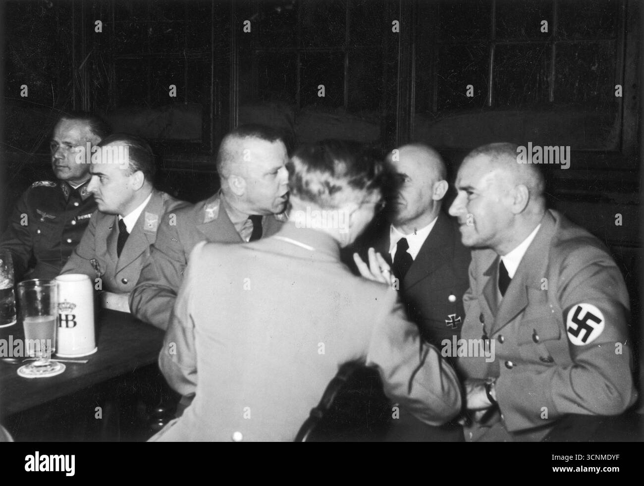 Celebrazione del 17° anniversario dell'annuncio del programma NSDAP (Partito Nazionalsocialista tedesco dei lavoratori) - birra potabile nazista - 24 febbraio 1937 Foto Stock