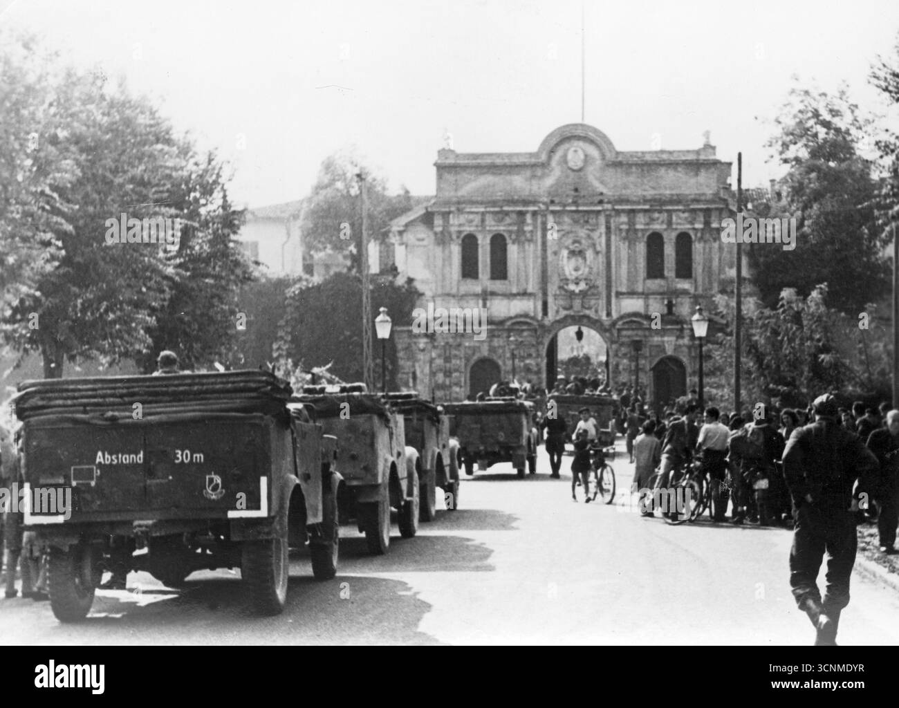 Seconda guerra mondiale - entrata delle truppe tedesche delle Waffen SS nella Cittadella di Parma (1a divisione SS Panzer "Leibstandarte SS Adolf Hitler") settembre 1943 Foto Stock
