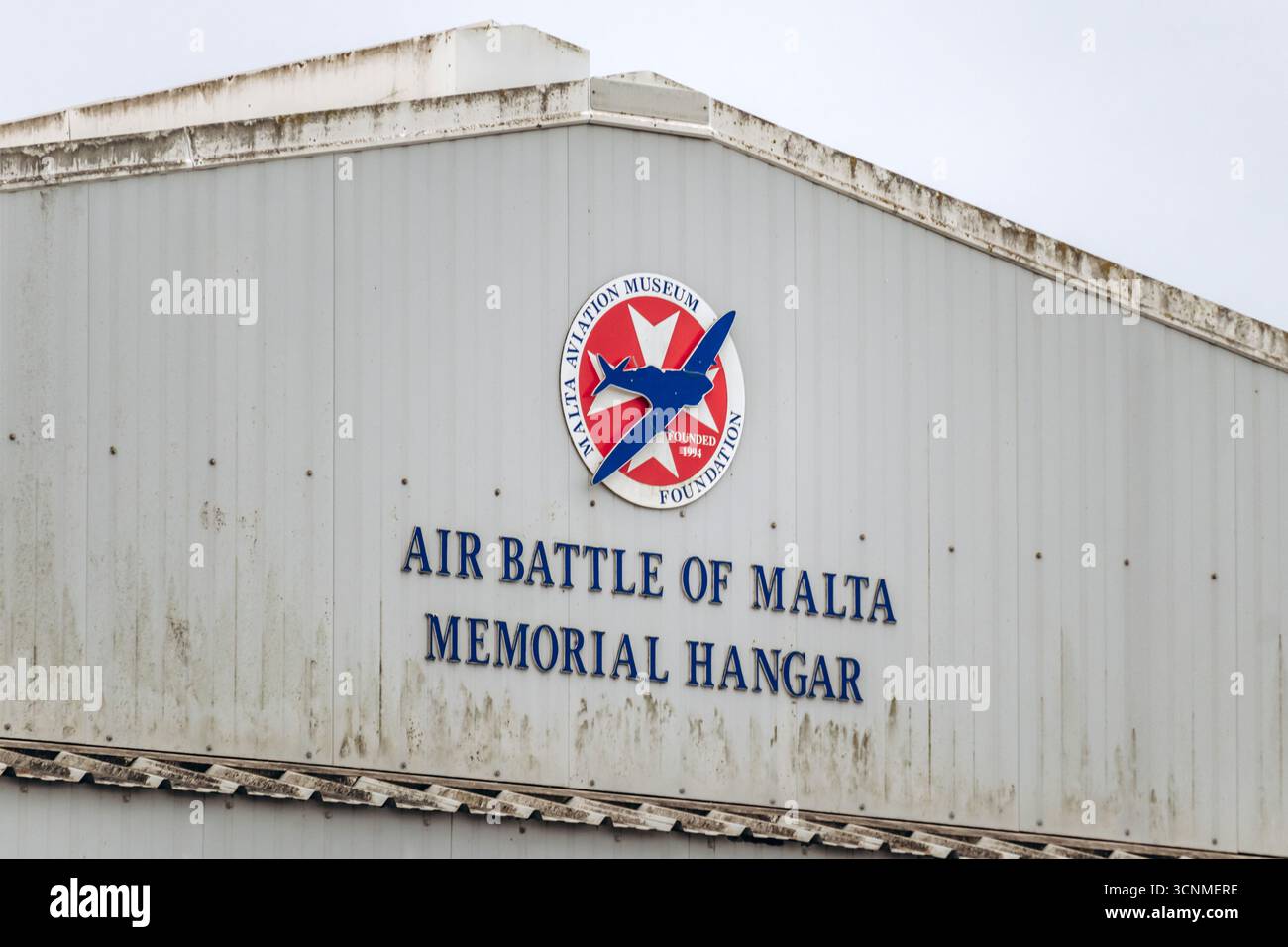 Ta' Qali, Malta - 14 aprile 2025: Viste esterne degli edifici del Malta Aviation Museum, compreso l'Air Battle of Malta Memorial Hangar, situato in Foto Stock
