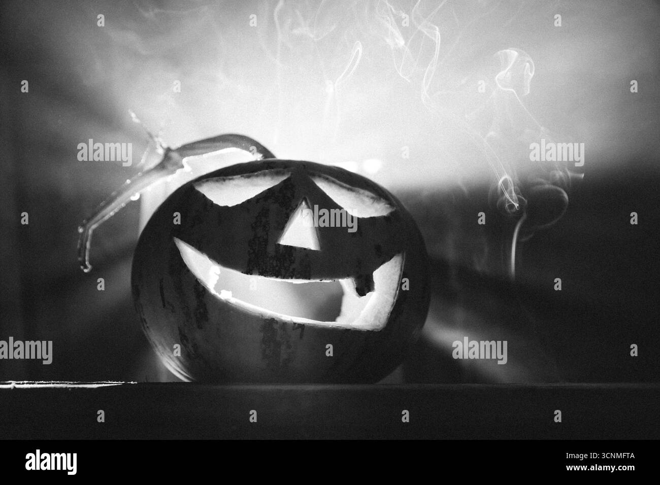 Spaventoso sfondo di Halloween con le zucche di Halloween di Jack'o'lantern che brillano di notte Foto Stock