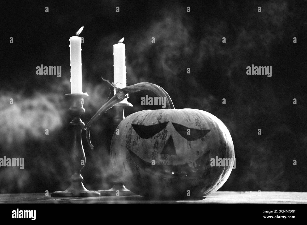 Spaventoso sfondo di Halloween con le zucche di Halloween di Jack'o'lantern che brillano di notte Foto Stock