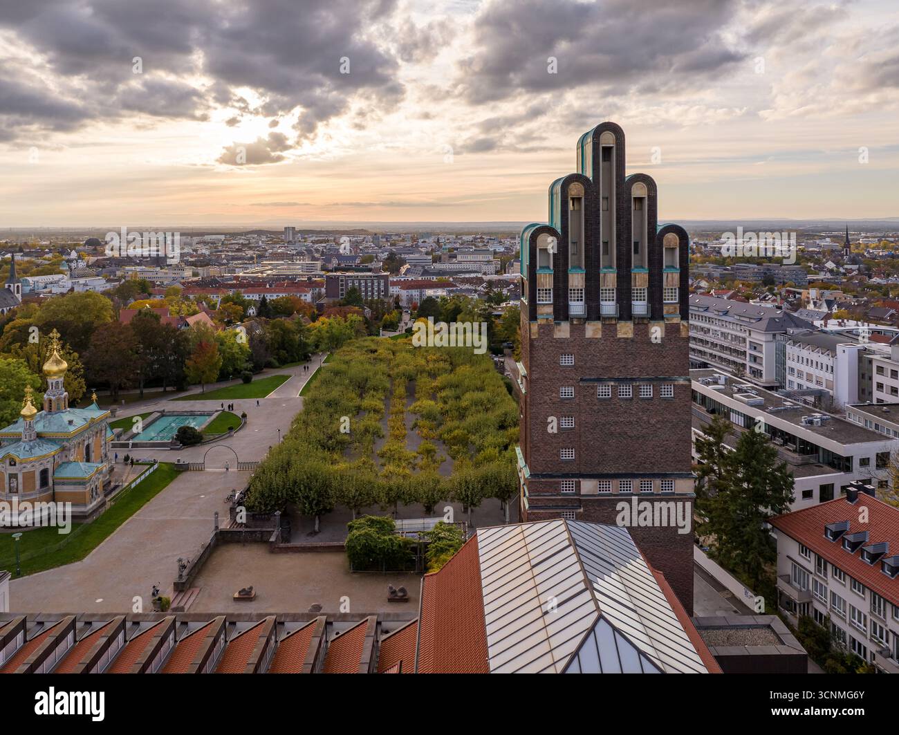 Vista aerea della Hochzeitsturm (Torre per matrimoni) e della Cappella Russa in contrasto con lo skyline della città sotto un cielo nuvoloso, Darmstadt, Assia, Germania. Foto Stock