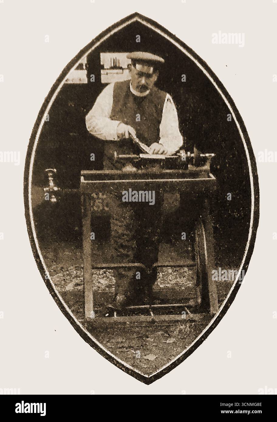 Un ritratto del 1908 circa di G T Altimas Ward, Rettore di Easington, Gloucester che lavora sul suo tornio in casa Foto Stock