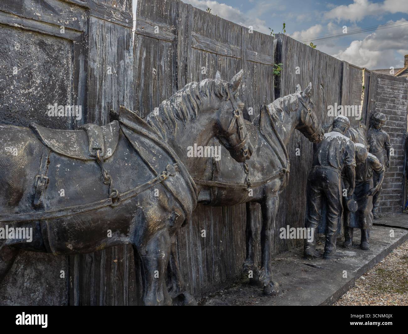 Opere d'arte in bronzo a grandezza naturale che raffigurano cavalli e fabbri all'esterno del birrificio Nethergate, Long Melford, Suffolk Foto Stock