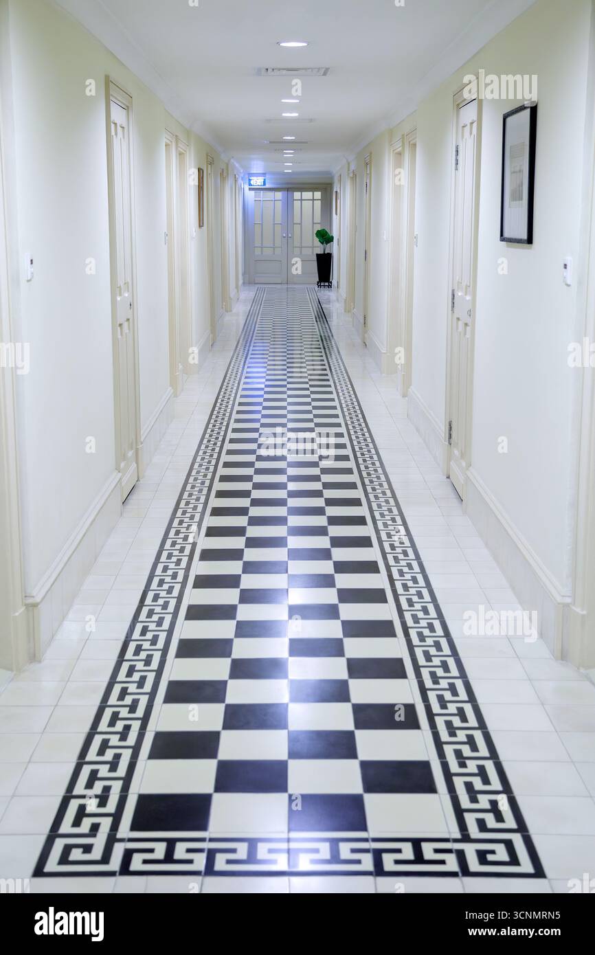 Corridoio all'interno dell'hotel Raffles le Royal a phnom Penh, Cambogia Foto Stock