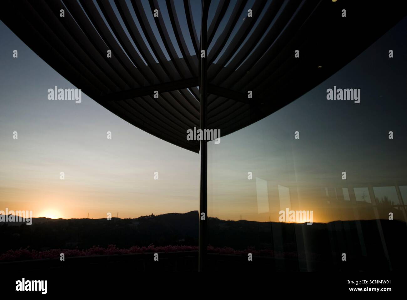 Un riflesso del tramonto dal ponte panoramico del Getty Center. Foto Stock
