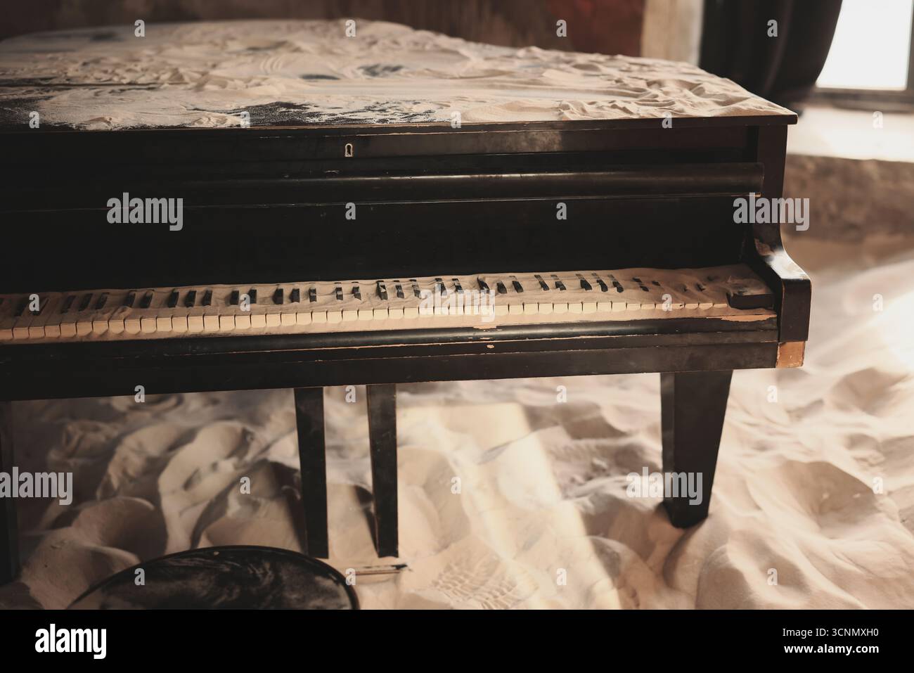 Vecchio pianoforte ricoperto di sabbia in uno spazio artistico unico Foto Stock