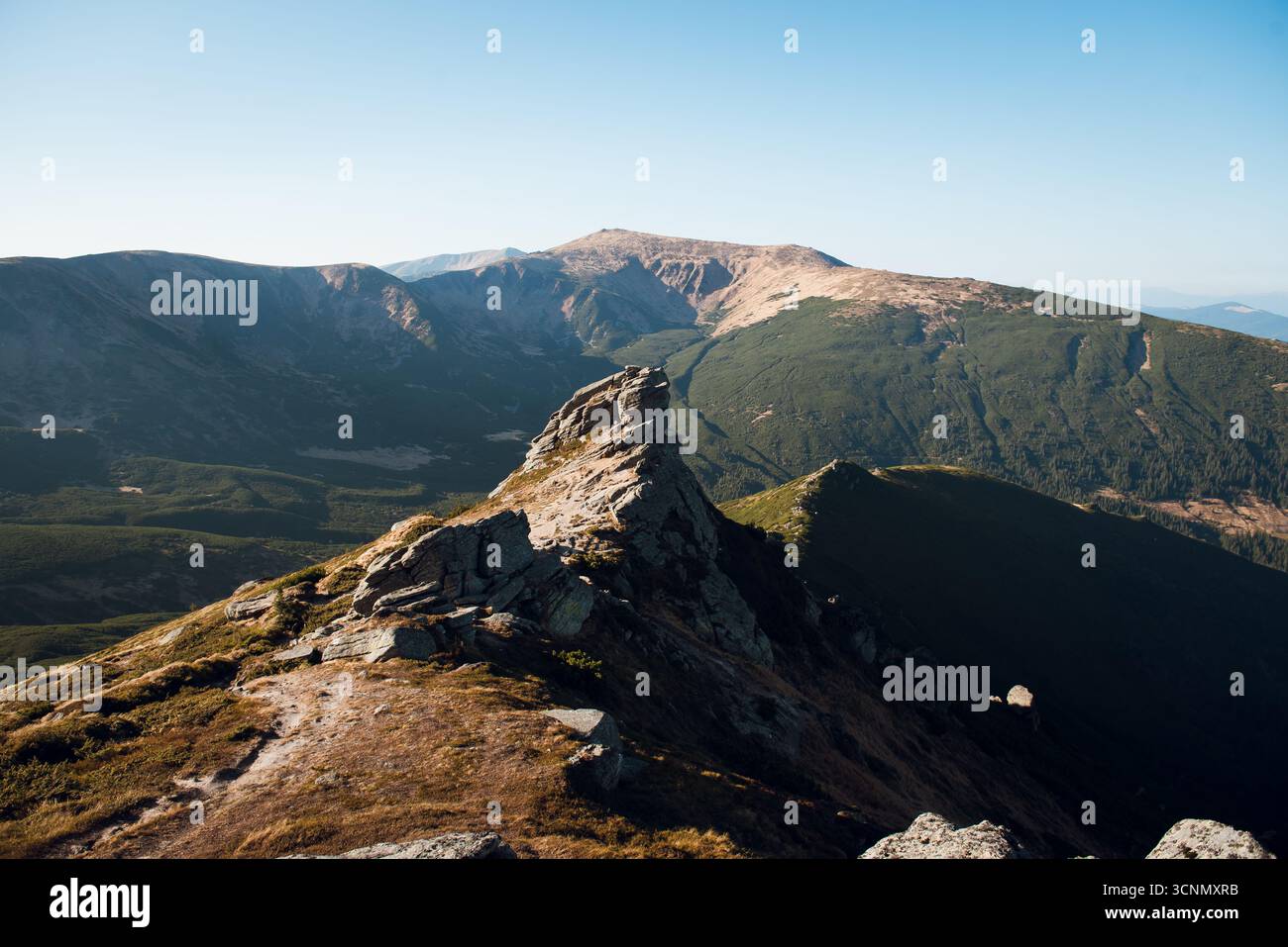 Paesaggio montano con Rocky Peak e Clear Sky Foto Stock