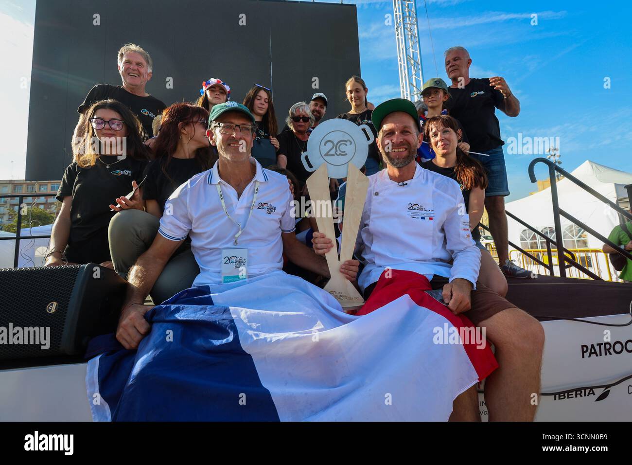 Lo chef francese Frédéric Gallego, vincitore della Coppa del mondo della Paella 2025 a Valencia, ha presentato il suo premiato riso secco al carciofo di Gerusalemme. Foto Stock