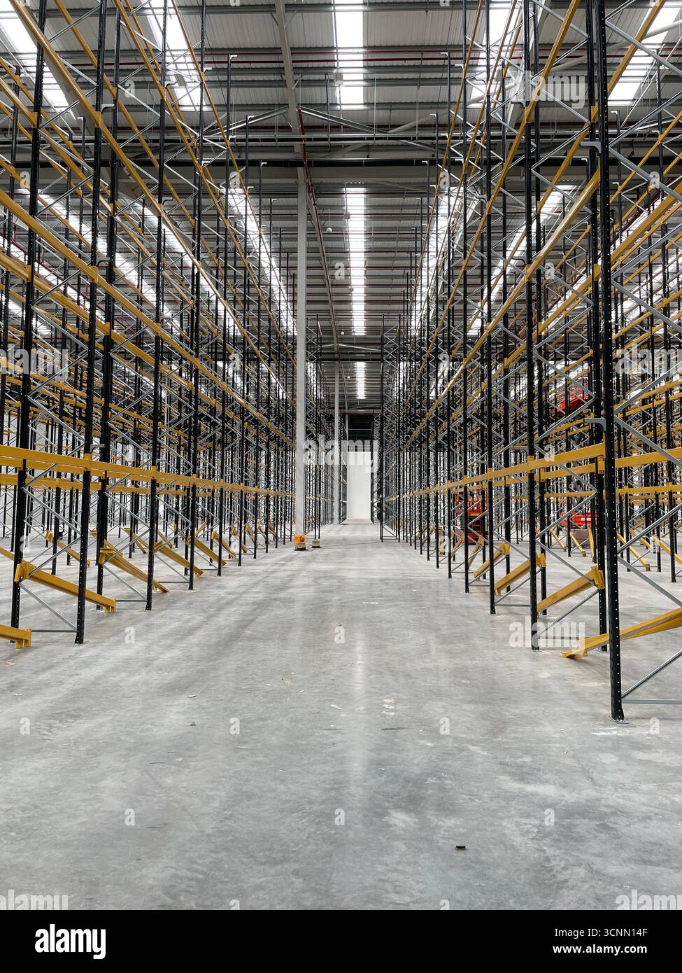 nuovissimo magazzino di distribuzione con pavimento in cemento lucido Foto Stock