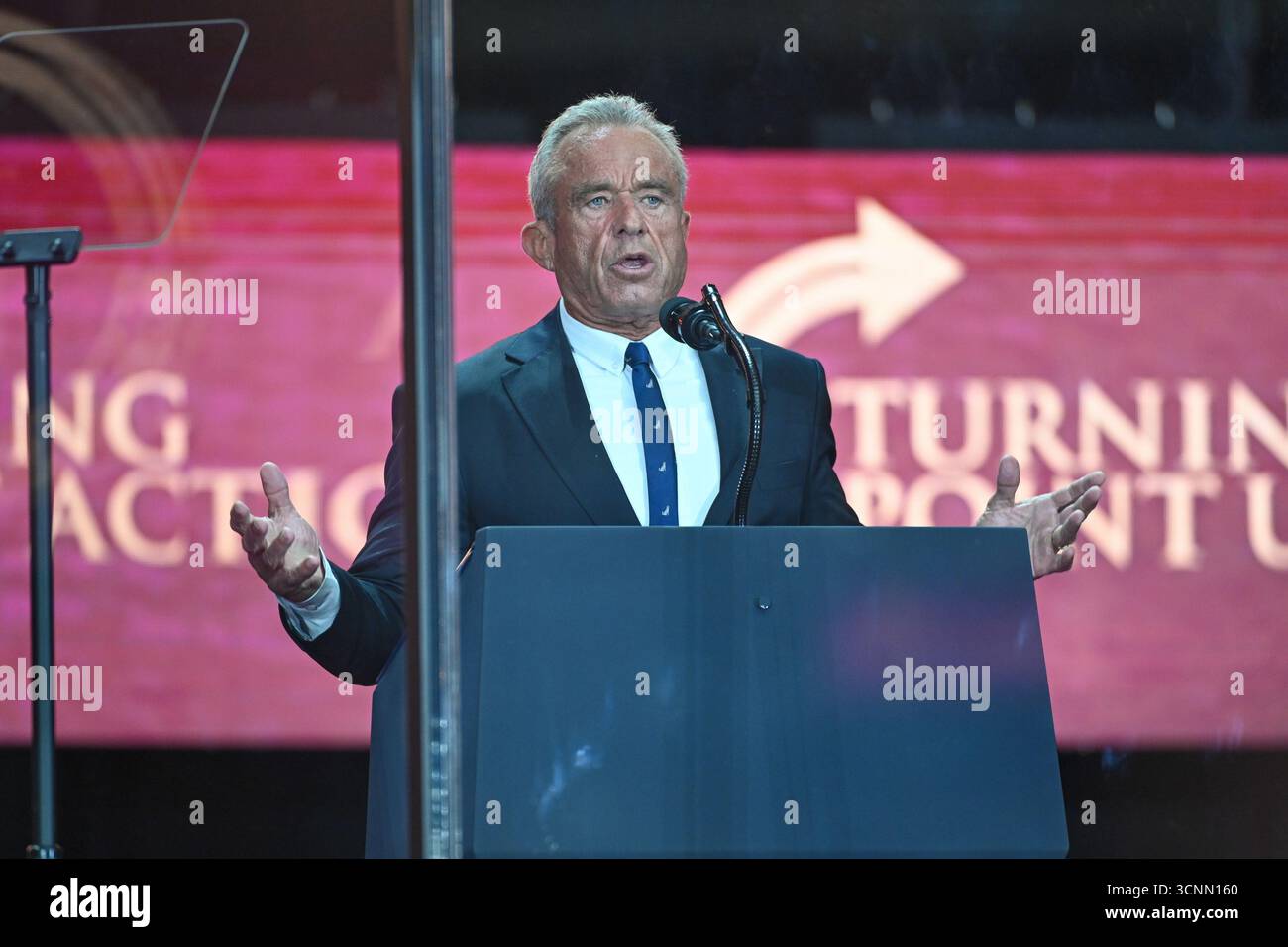 Phoenix, Stati Uniti. 21 settembre 2025. Il Segretario del Dipartimento della salute e dei servizi umani degli Stati Uniti Robert F. Kennedy Jr. Parla durante il servizio commemorativo per Turning Point USA fondatore e personaggio conservatore dei media Charlie Kirk allo State Farm Stadium di Glendale, Arizona, domenica 21 settembre 2025. Kirk è stato assassinato alla Utah Valley University mentre parlava ad un evento nel campus il 10 settembre. La polizia ha arrestato un sospettato, il ventiduenne residente nello Utah Tyler Robinson, in relazione all'omicidio. Crediti: UPI/Alamy Live News Foto Stock