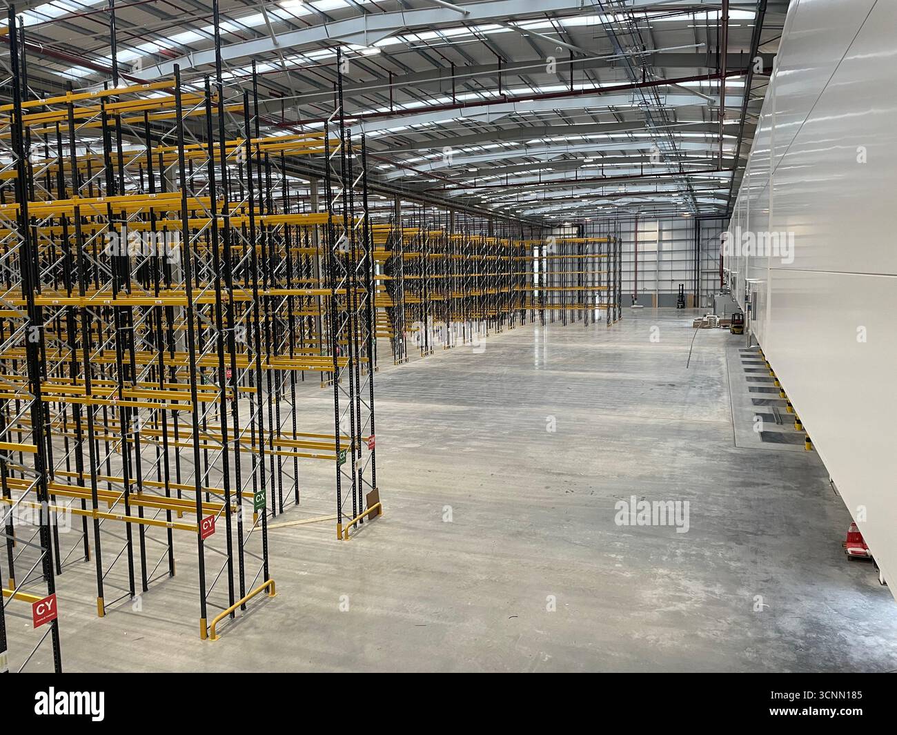 nuovissimo magazzino di distribuzione con pavimento in cemento lucido Foto Stock