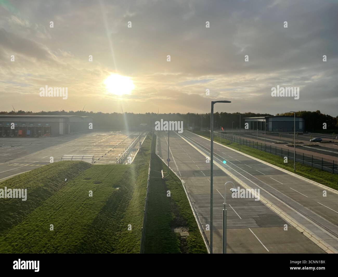 nuovissimo centro di distribuzione vista della strada d'ingresso e del parcheggio - Immagine stock catturata con smartphone