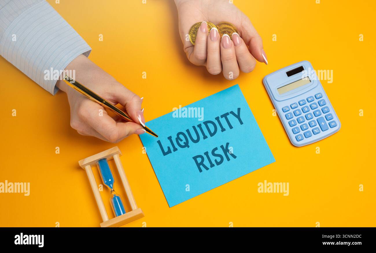 Concetto di rischio di liquidità. Rischio che una società o un individuo non sia in grado di convertire rapidamente le attività in contanti per soddisfare gli obblighi finanziari a breve termine. Foto Stock