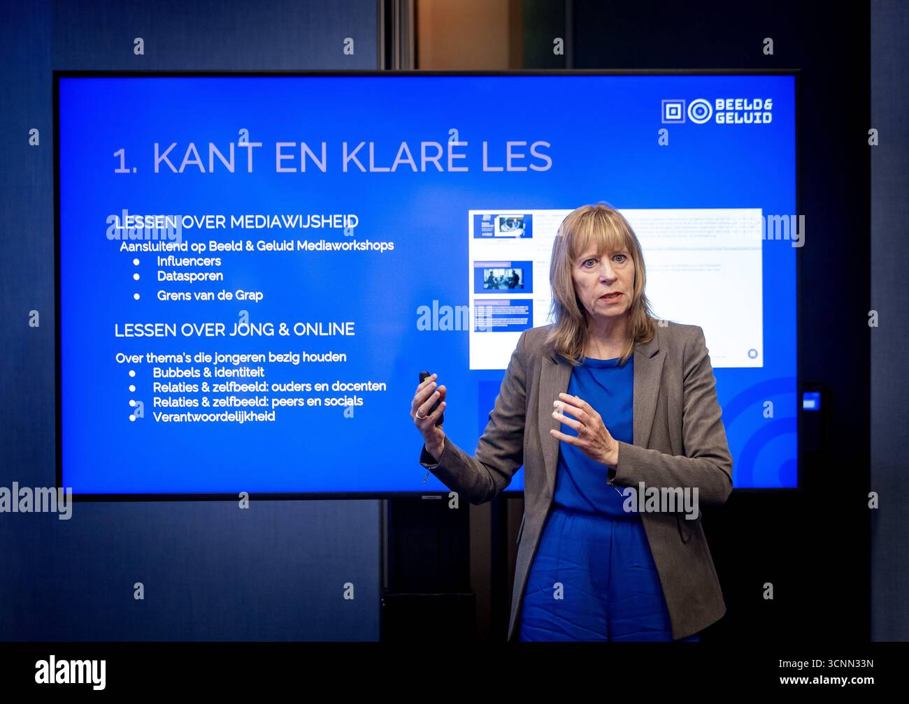 L'AIA - Helen Meijer, responsabile dell'istruzione presso l'Istituto olandese per il suono e la visione, durante la presentazione di materiali didattici digitali basati sulla miniserie Netflix "adolescenza". Il Netherlands Institute for Sound and Vision ha sviluppato i materiali in collaborazione con Netflix, concentrandosi sulla vita dei giovani. Utilizzando le clip, gli insegnanti possono avviare discussioni con gli studenti. ANP KOEN VAN WEEL netherlands Out - belgio Out Foto Stock