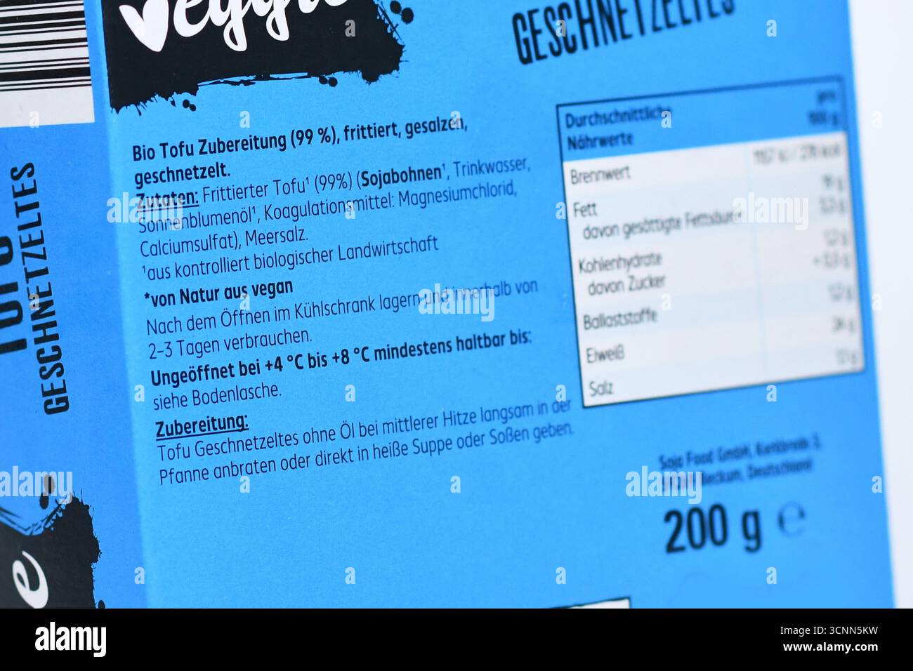 Germania, 3 settembre 2025: Lista degli ingredienti tedeschi del tofu fritto. Sostituto della carne vegana Foto Stock