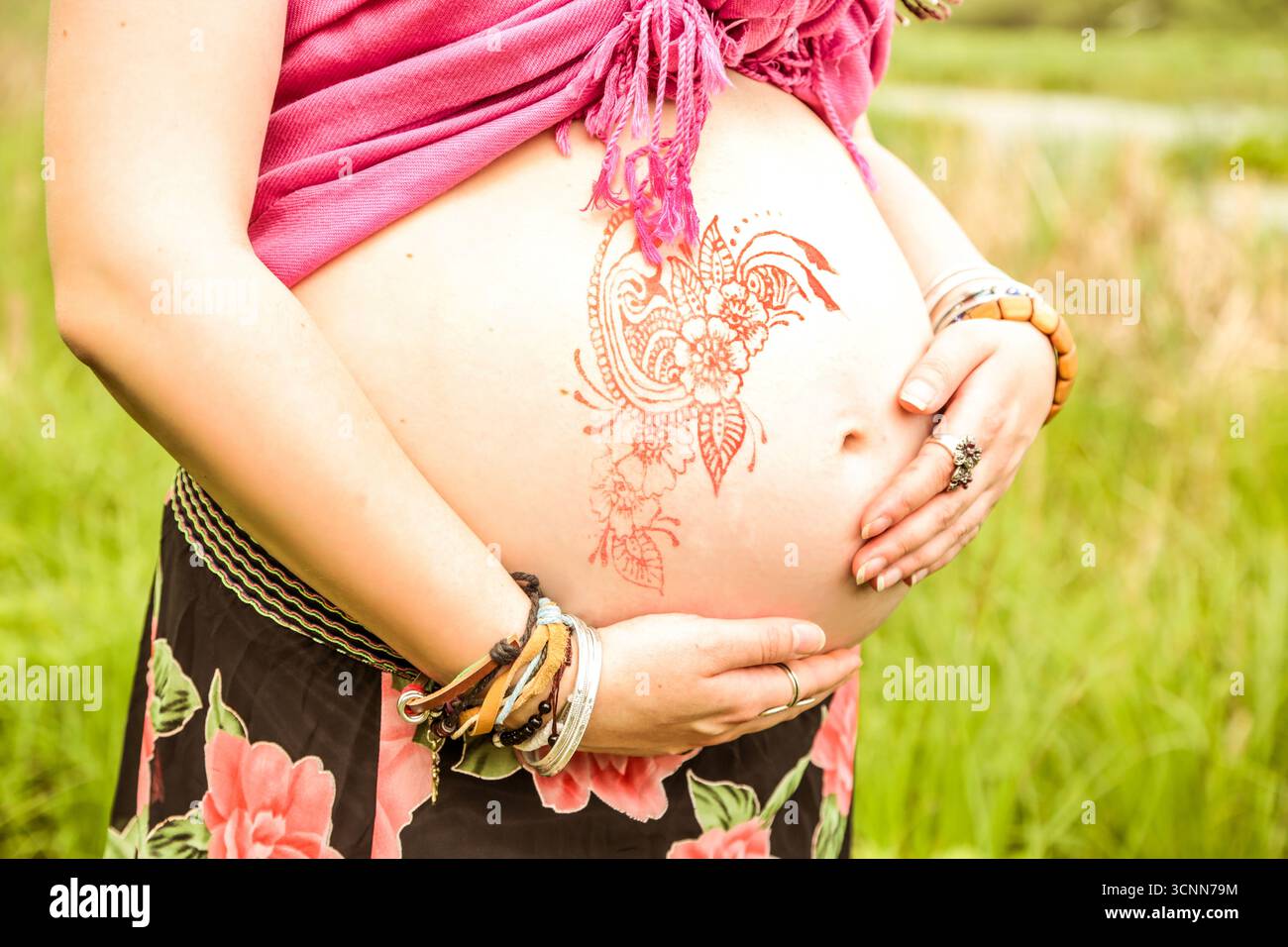 mosca, russia, 29.05.2015 donne incinte mostrano il suo bambino bump con un tatuaggio all'henné. Servizio di gravidanza sul ventre. Arte della pelle di maternità per aspettarsi la madre. Foto Stock
