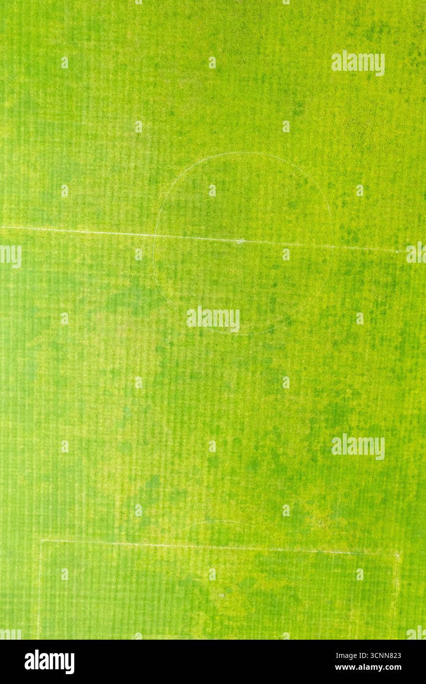 Zenithal Drone Shot of a Wear Football Pitch il concetto di una vibrazione d'epoca Foto Stock