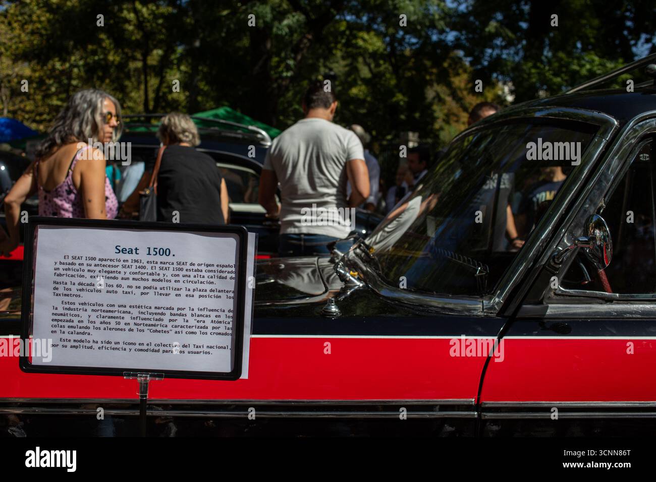 Madrid, Spagna. 21 settembre 2025. Un poster con le descrizioni di un taxi da 1500 POSTI è visibile in una mostra della compagnia di trasporto municipale (EMT). Madrid ha celebrato il grande giorno della settimana europea della mobilità (EMW) questa domenica sul Paseo del Prado. La settimana europea della mobilità, lanciata nel 1999 e sostenuta dalla Commissione europea dal 2000, viene celebrata ogni anno dal 16 al 22 settembre, con attività volte a promuovere la mobilità sostenibile e a promuovere lo sviluppo di buone pratiche e misure permanenti, tra le altre. Credito: SOPA Images Limited/Alamy Live News Foto Stock