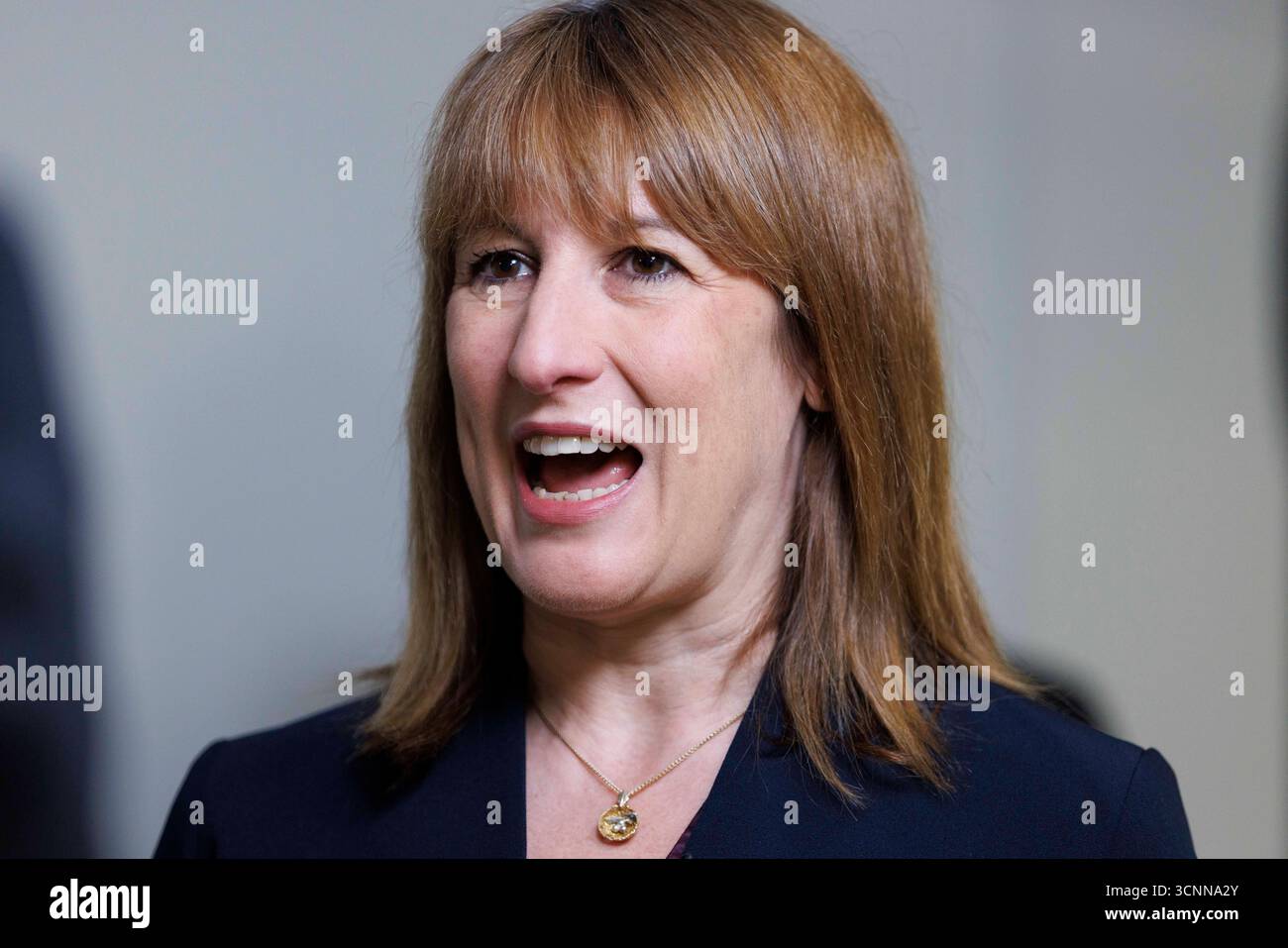 Cancelliere dello Scacchiere Rachel Reeves durante una visita al Easyjet CAE Simulator Centre presso l'aeroporto Gatwick di Londra a Crawley, West Sussex. Il secondo piano di pista dell'aeroporto da 2,2 miliardi di sterline è stato dato il via libera dal Segretario dei trasporti Heidi Alexander. Data foto: Lunedì 22 settembre 2025. Foto Stock