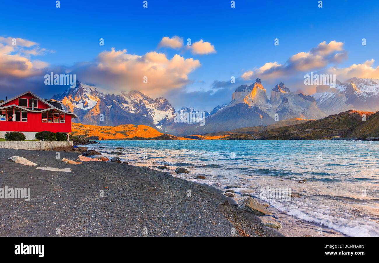 Parco Nazionale di Torres del Paine Cile. Sunrise presso il lago Pehoe. Foto Stock