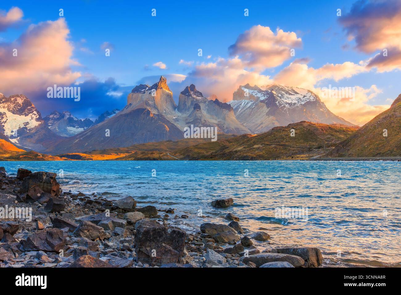 Parco Nazionale di Torres del Paine Cile. Sunrise presso il lago Pehoe. Foto Stock
