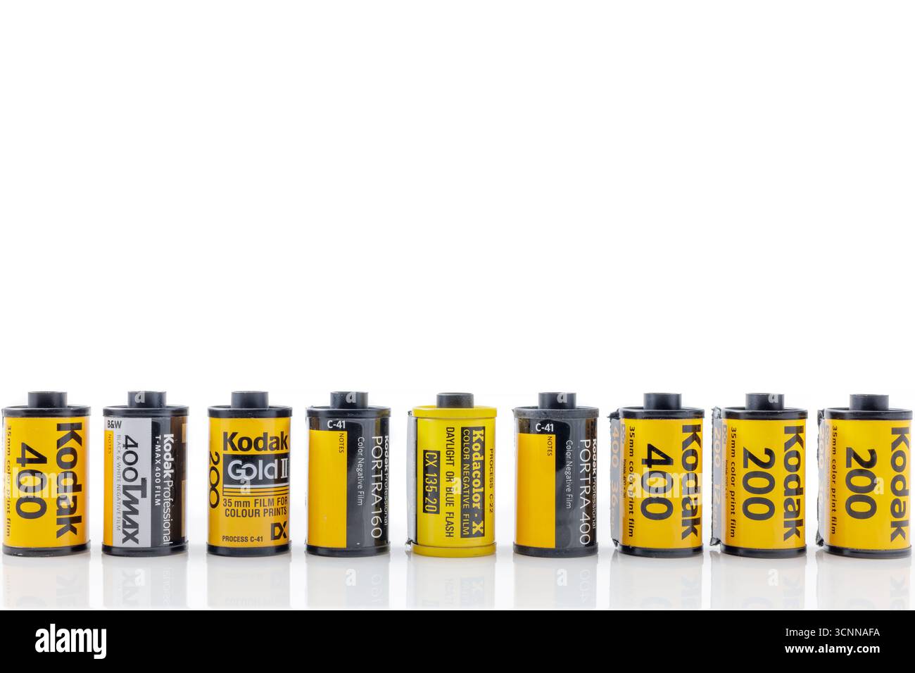 Dieren, Paesi Bassi - 27 ottobre 2023: Cartucce di pellicola Kodak vintage davanti a uno sfondo bianco a Dieren, Paesi Bassi Foto Stock