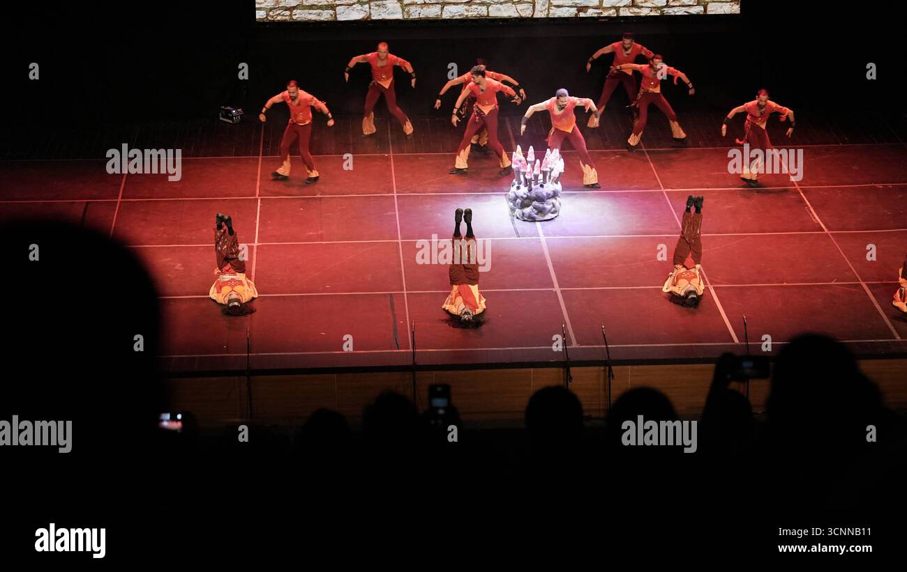 Il fuoco dell'Anatolia o Anadolu AteÅüi si esibiscono con scene di danza tradizionali e contemporanee che celebrano il patrimonio anatolico i ballerini del fuoco dell'Anatolia eseguono una varietà di coreografie teatrali in costumi tradizionali anatolici. La troupe è uno dei più grandi gruppi di danza del mondo, con 120 membri, e detiene diversi Guinness dei primati. Gaziantep Türkiye Copyright: XMohammadxBashirxAldaherx Foto Stock