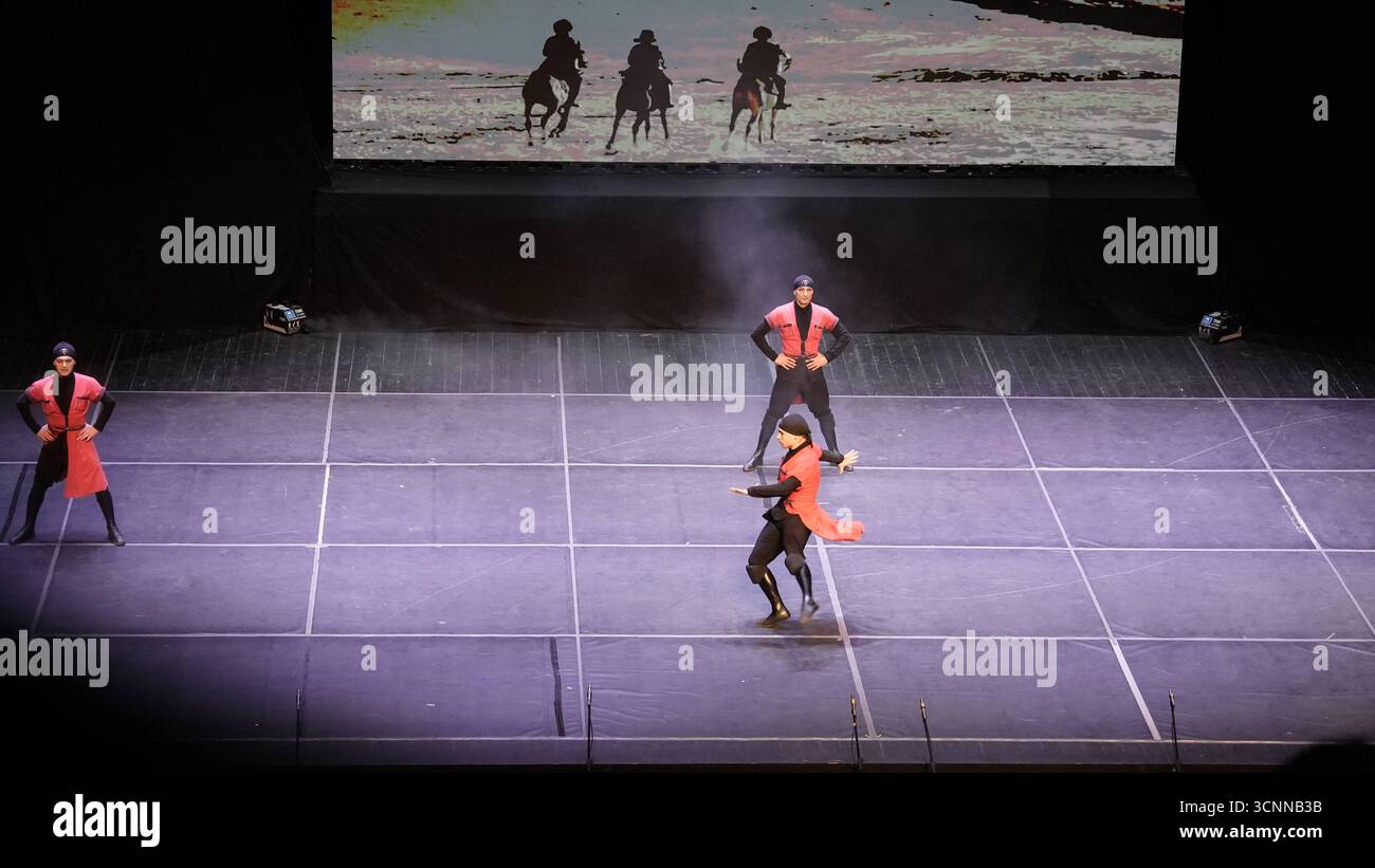 Il fuoco dell'Anatolia o Anadolu AteÅüi si esibiscono con scene di danza tradizionali e contemporanee che celebrano il patrimonio anatolico i ballerini maschi del fuoco dell'Anatolia eseguono la tradizionale danza Lezginka a Gaziantep, mostrando salti energetici, giri veloci e potenti gesti. La danza popolare caucasica è ampiamente riconosciuta in Georgia e nella parte orientale del Türkiye. Gaziantep Türkiye Copyright: XMohammadxBashirxAldaherx Foto Stock