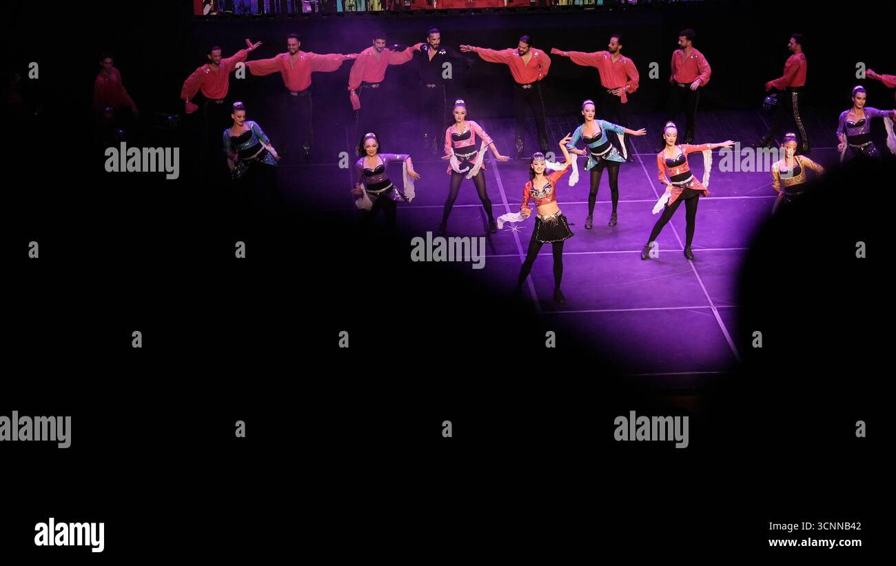 Il fuoco dell'Anatolia o Anadolu AteÅüi si esibiscono con scene di danza tradizionali e contemporanee che celebrano il patrimonio anatolico i ballerini del fuoco dell'Anatolia eseguono una varietà di coreografie teatrali in costumi tradizionali anatolici. La troupe è uno dei più grandi gruppi di danza del mondo, con 120 membri, e detiene diversi Guinness dei primati. Gaziantep Türkiye Copyright: XMohammadxBashirxAldaherx Foto Stock