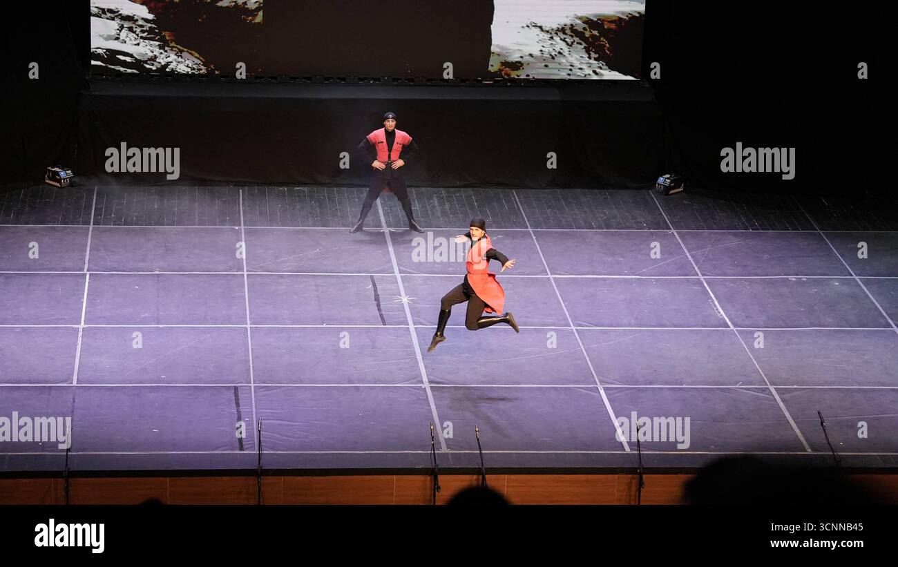 Il fuoco dell'Anatolia o Anadolu AteÅüi si esibiscono con scene di danza tradizionali e contemporanee che celebrano il patrimonio anatolico i ballerini maschi del fuoco dell'Anatolia eseguono la tradizionale danza Lezginka a Gaziantep, mostrando salti energetici, giri veloci e potenti gesti. La danza popolare caucasica è ampiamente riconosciuta in Georgia e nella parte orientale del Türkiye. Gaziantep Türkiye Copyright: XMohammadxBashirxAldaherx Foto Stock