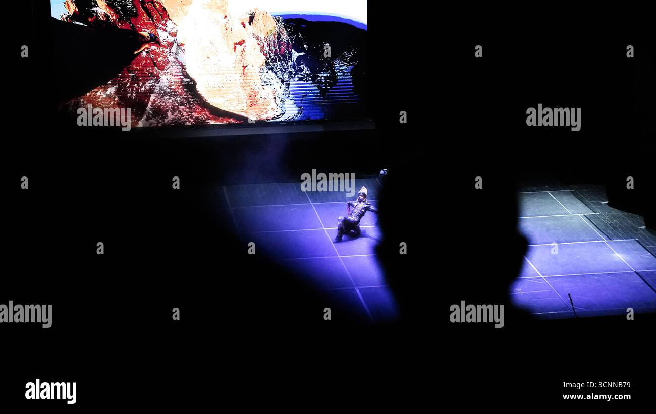 Fuoco dell'Anatolia o Anadolu AteÅüi si esibiscono con scene di danza tradizionali e contemporanee che celebrano il patrimonio anatolico Un ballerino maschile si esibisce da solo sul palco con un'aquila proiettata dietro di lui, spargendo le braccia per rispecchiare le ali degli uccelli. Questa scena simbolica fa parte del repertorio Fire of Anatolias. Gaziantep Türkiye Copyright: XMohammadxBashirxAldaherx Foto Stock