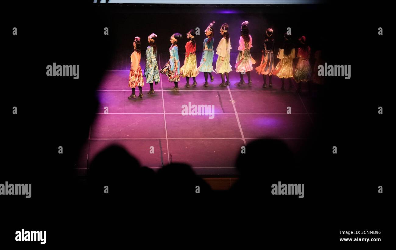 Il fuoco dell'Anatolia o Anadolu AteÅüi si esibiscono con scene di danza tradizionali e contemporanee che celebrano il patrimonio anatolico i ballerini del fuoco dell'Anatolia eseguono una varietà di coreografie teatrali in costumi tradizionali anatolici. La troupe è uno dei più grandi gruppi di danza del mondo, con 120 membri, e detiene diversi Guinness dei primati. Gaziantep Türkiye Copyright: XMohammadxBashirxAldaherx Foto Stock