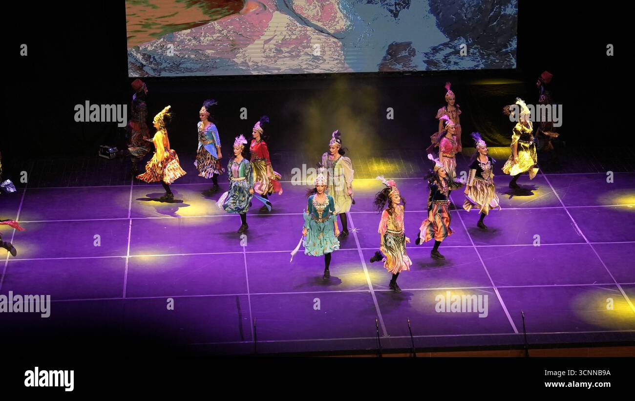 Il fuoco dell'Anatolia o Anadolu AteÅüi si esibiscono con scene di danza tradizionali e contemporanee che celebrano il patrimonio anatolico i ballerini del fuoco dell'Anatolia eseguono una varietà di coreografie teatrali in costumi tradizionali anatolici. La troupe è uno dei più grandi gruppi di danza del mondo, con 120 membri, e detiene diversi Guinness dei primati. Gaziantep Türkiye Copyright: XMohammadxBashirxAldaherx Foto Stock