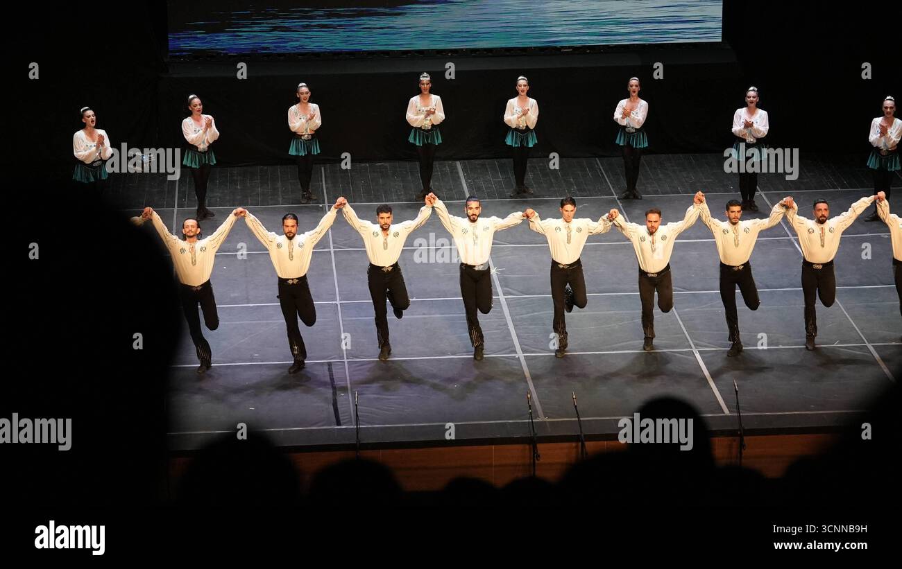 Il fuoco dell'Anatolia o Anadolu AteÅüi si esibiscono con scene di danza tradizionali e contemporanee che celebrano il patrimonio anatolico i ballerini del fuoco dell'Anatolia eseguono una varietà di coreografie teatrali in costumi tradizionali anatolici. La troupe è uno dei più grandi gruppi di danza del mondo, con 120 membri, e detiene diversi Guinness dei primati. Gaziantep Türkiye Copyright: XMohammadxBashirxAldaherx Foto Stock