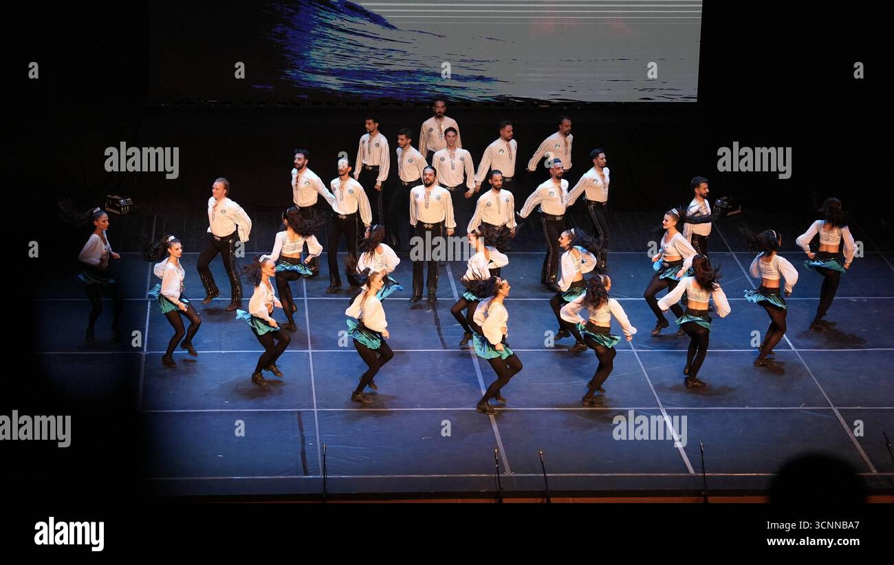Il fuoco dell'Anatolia o Anadolu AteÅüi si esibiscono con scene di danza tradizionali e contemporanee che celebrano il patrimonio anatolico i ballerini del fuoco dell'Anatolia eseguono una varietà di coreografie teatrali in costumi tradizionali anatolici. La troupe è uno dei più grandi gruppi di danza del mondo, con 120 membri, e detiene diversi Guinness dei primati. Gaziantep Türkiye Copyright: XMohammadxBashirxAldaherx Foto Stock