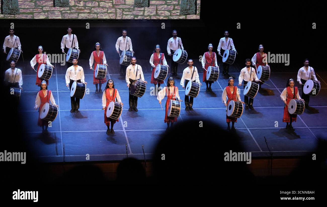 Fire of Anatolia o Anadolu AteÅüi si esibiscono con scene di danza tradizionali e contemporanee che celebrano il patrimonio anatolico decine di membri di Fire of Anatolia eseguono una sequenza di percussioni durante un festival culturale presso l'Università di Gaziantep. La troupe è uno dei più grandi gruppi di danza del mondo e comprende 120 membri. Gaziantep Türkiye Copyright: XMohammadxBashirxAldaherx Foto Stock